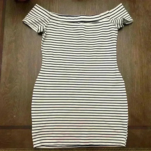 G by Guess - Marlene Off Shoulder Cutout Stripped Dress Size M - Picture 2 of 3